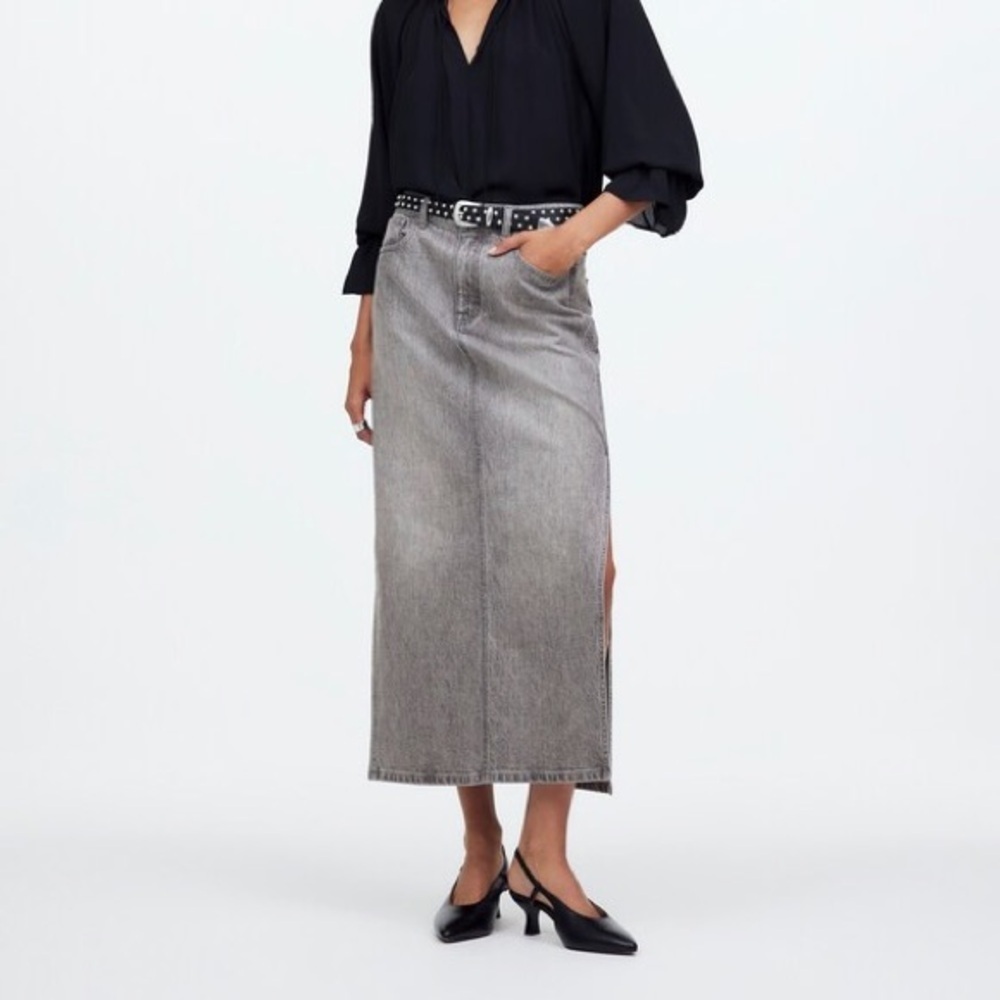 Madewell Denim Side-Slit Midi Skirt in Hallandale Wash
Size 32